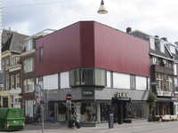 908759 Gezicht op het winkelhoekpand Lange Jansstraat 12 te Utrecht, met links het Jansveld.N.B. bouwjaar: 19001910: L. ...